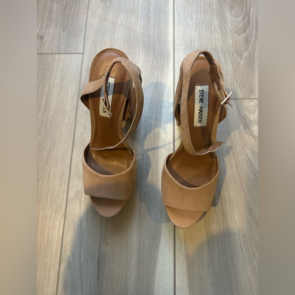 Suede Steve Madden open toed pumps